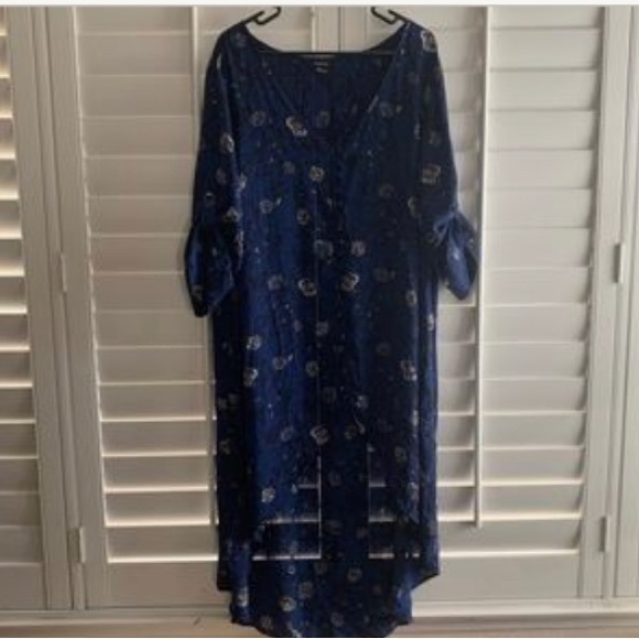 Hi-Lo blouses - Picture 2 of 2